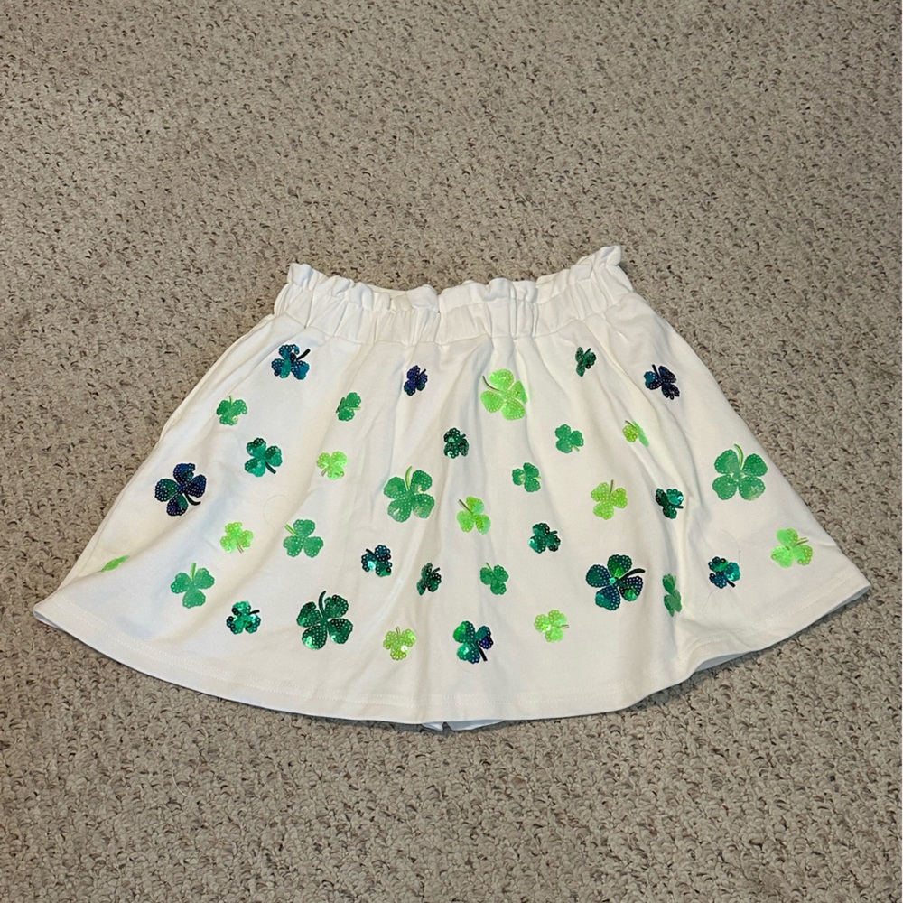 Queen of Sparkles white St Patrick’s Day skort. Green sequin shamrocks. Size M